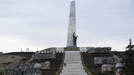 Путин приветствует восстановление памятника Великой Отечественной войне на Донбассе