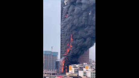 Сильный пожар поглотил китайский небоскреб