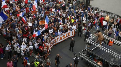 Массовые протесты против НАТО и ЕС прокатились по улицам Парижа