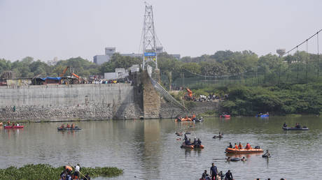 Множественные аресты после аварии на индийском мосту