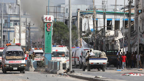 В Сомали в результате двух взрывов автомобилей погибли не менее 100 человек