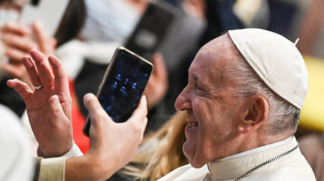 Экс-кардинал записал на пленку телефонный разговор Папы Франциска