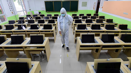 Крупнейший город Китая велит школам проводить занятия онлайн