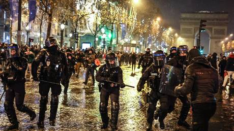Полиция жестоко разгоняет толпу в Париже, когда Аргентина выигрывает чемпионат мира