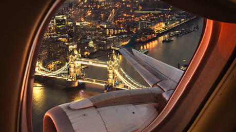 Британские путешественники пострадали от резкого скачка цен на авиабилеты