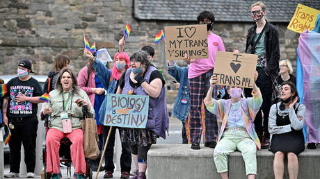 Лондон наложил вето на новый шотландский закон о трансгендерах