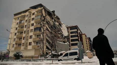 Число погибших в результате землетрясений в Турции и Сирии возросло до 6700+