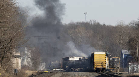 Глава транспорта США обвинил Трампа в катастрофе с токсичным поездом