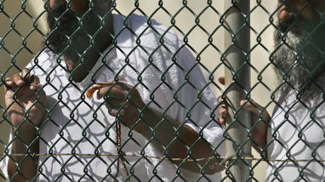 Мужчин, содержавшихся в Гуантанамо с 2004 года без предъявления обвинений, отпустили