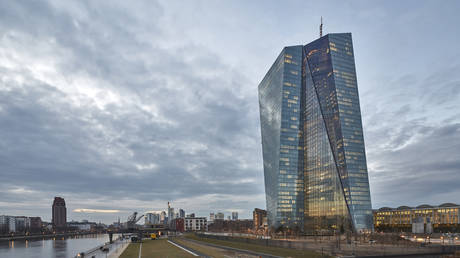 ЕЦБ оказывает давление на крупный банк, чтобы тот покинул Россию