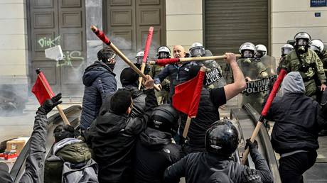 Полиция столкнулась с протестующими в Афинах во время мемориала трагедии в поезде