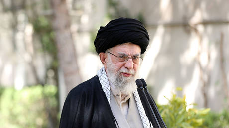 Верховный лидер Ирана отреагировал на отравление школьниц