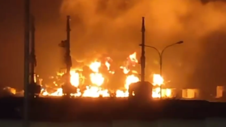 Предполагаемый беспилотник врезался в нефтяной терминал в Севастополе