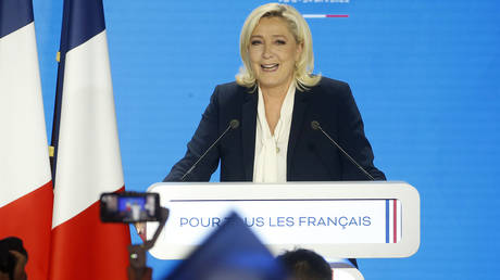 Ле Пен может взять власть во Франции – Макрон