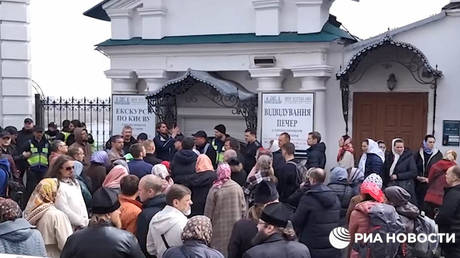 Полиция отбивается от верующих в спорном киевском монастыре