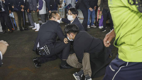 Премьер-министр Японии подвергся нападению с применением «дымовой шашки»
