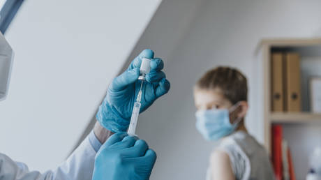 США урегулировали претензии о травмах от вакцины Covid