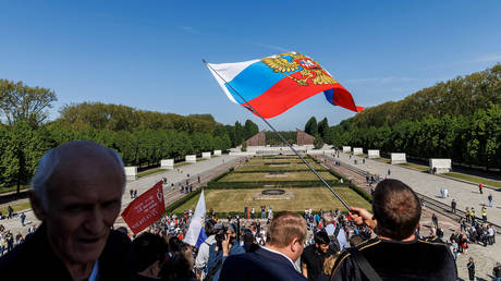 Берлинский суд частично снял запрет на российские флаги