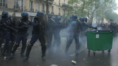 Более 100 полицейских получили ранения во время протестов в День труда во Франции