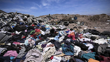 ЕС сбрасывает почти половину использованной одежды в Африку