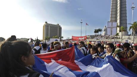 Куба отменяет первомайский парад из-за нехватки топлива