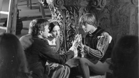 Обнаженная сцена «Ромео и Джульетты» — «не детская порнография»