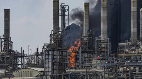 Огромный пожар вспыхнул на химическом заводе в Техасе