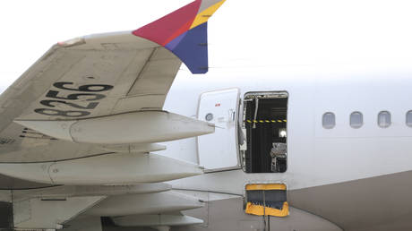 Пассажирка самолета открыла запасной выход в полете