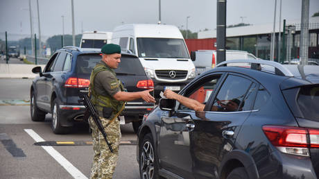 Украина будет наказывать мужчин, сбежавших во время военного положения