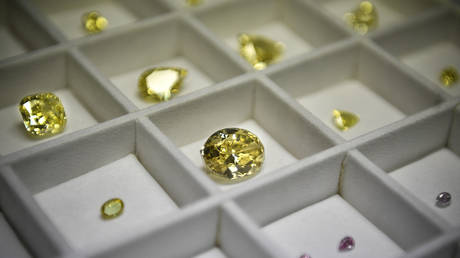 Великобритания вводит запрет на российские алмазы