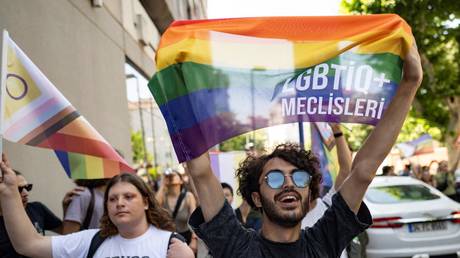 Десятки задержаны на ЛГБТК-мероприятии в Турции