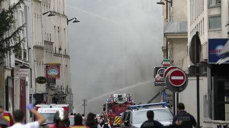 Мощный взрыв разрушил здания в Париже
