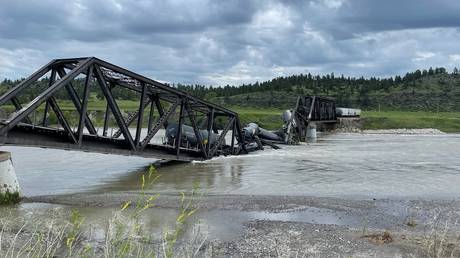 Поезд с химикатами скатился в реку Монтана