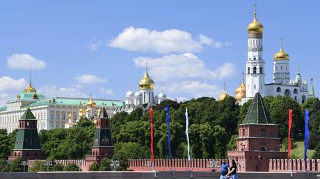Попавшие под санкции российские миллиардеры инвестируют дома