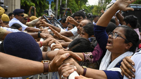 Протестующие индийские борцы переносят битву с улицы в зал суда