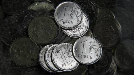 Рубль опустился до 15-месячного минимума