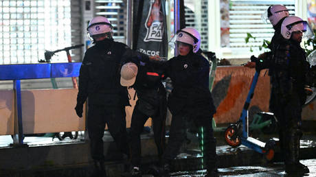 Беспорядки из-за убийства подростка распространились на Брюссель, арестовано 64 человека