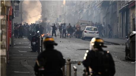 Мятежники грабят оружейный магазин в Марселе