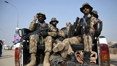 Пакистан отразил нападение на военную базу