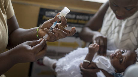 Первая в мире вакцина против малярии готовится к развертыванию в Африке