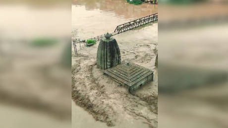 Проливные дожди обрушились на север Индии, десятки людей погибли и сотни оказались в затруднительном положении