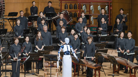 Робот дирижирует оркестром
