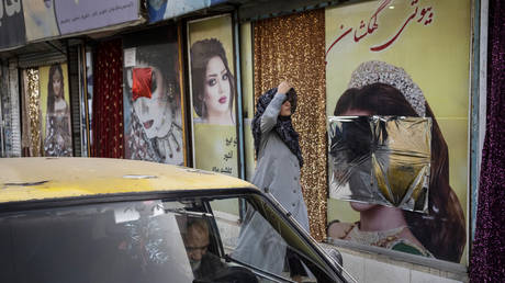 Талибы объяснили, почему они запрещают салоны красоты