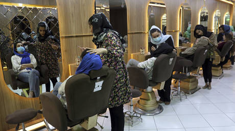 Талибы запрещают салоны красоты