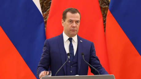 Медведев намекает на возможность новых атак на Западную Украину