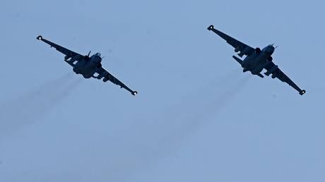 Российские военные самолеты топят украинские десантные корабли на пути в Крым