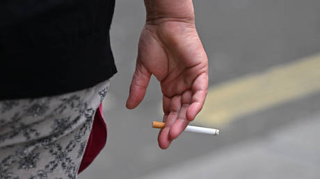 Великобритания представила план по искоренению курения среди населения
