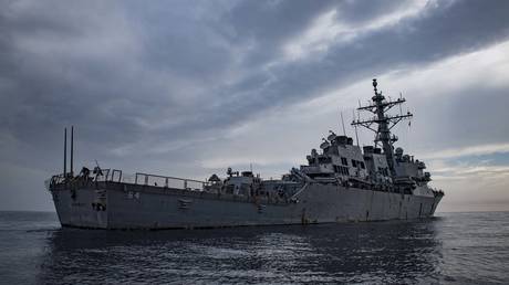 Американский военный корабль сбивает ракеты и беспилотники вблизи Израиля