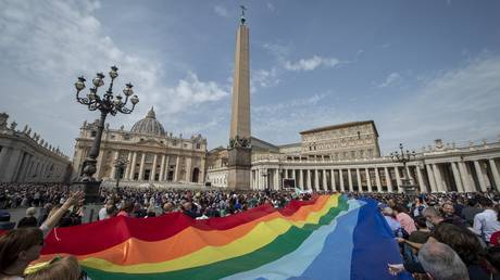 Католическая церковь смягчает правила для трансгендеров
