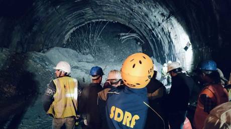 Продолжаются спасательные работы по освобождению 40 человек, застрявших в гималайском туннеле